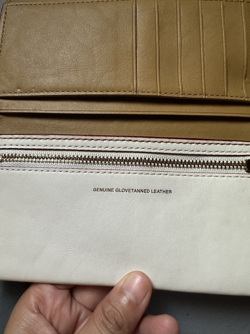 Coach vintage trifold long wallet (Category: Wallets & Card holders) located in Rosales. Submitted by dariang22 (Listing ID 1463214382, Image 3). Description: - Genuine glovetanned leather in white - Secure snap closure - Internal zippered compartment - Ample card slots for organization - Clean interior - Minor exterior marks visible in photos -no bakbak -intact rubber lining .