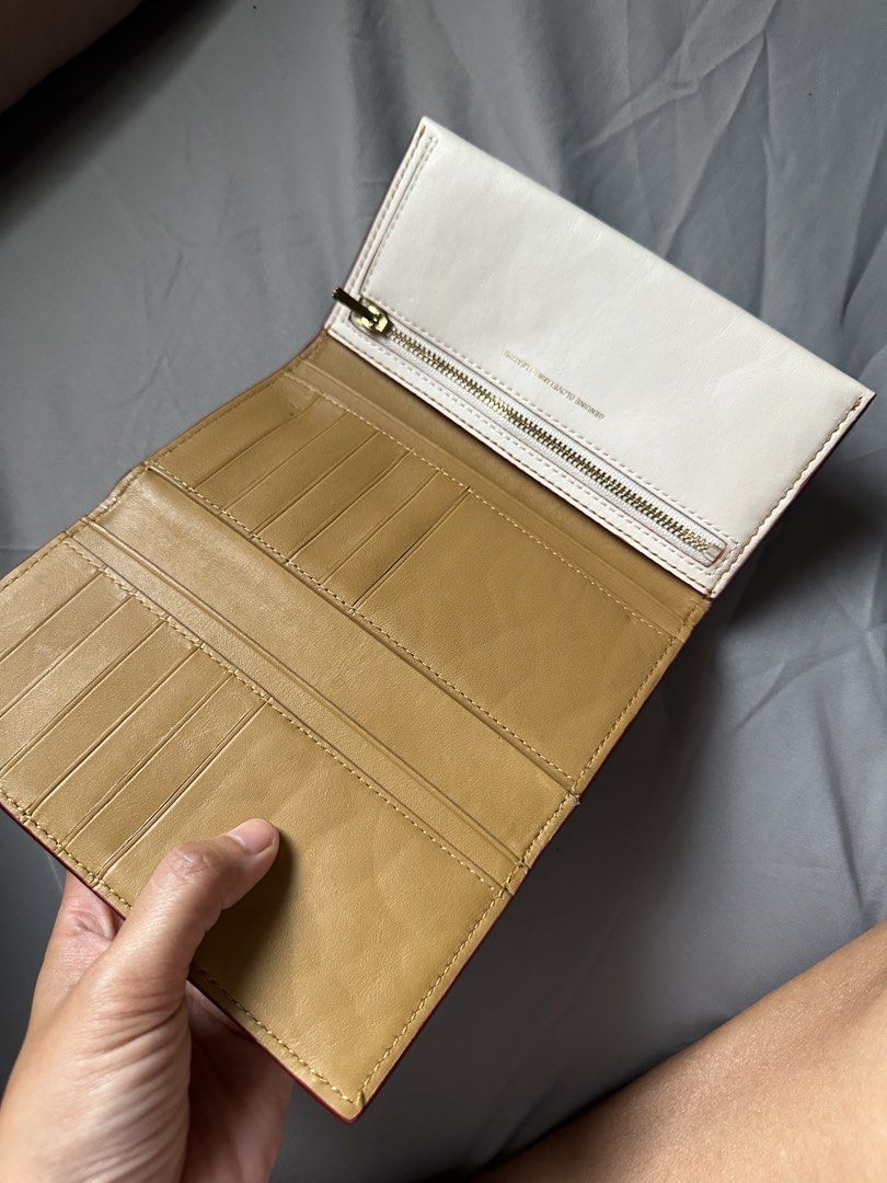 Coach vintage trifold long wallet (Category: Wallets & Card holders) located in Rosales. Submitted by dariang22 (Listing ID 1463214382, Image 2). Description: - Genuine glovetanned leather in white - Secure snap closure - Internal zippered compartment - Ample card slots for organization - Clean interior - Minor exterior marks visible in photos -no bakbak -intact rubber lining .