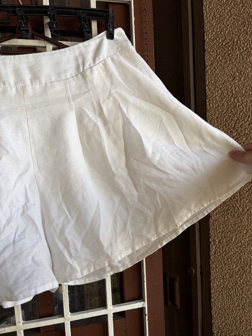 Coco cabana White Flowy Beach Shorts Large (Category: Skirts) located in Las Pinas. Submitted by celly_belly (Listing ID 1463175788, Image 2). Description: - White flowy beach shorts, great for daily wear too - Comfortable elastic waistband as back for more inclusive sizing - Convenient side pockets - Lightweight and airy fabric - Has inner lining.