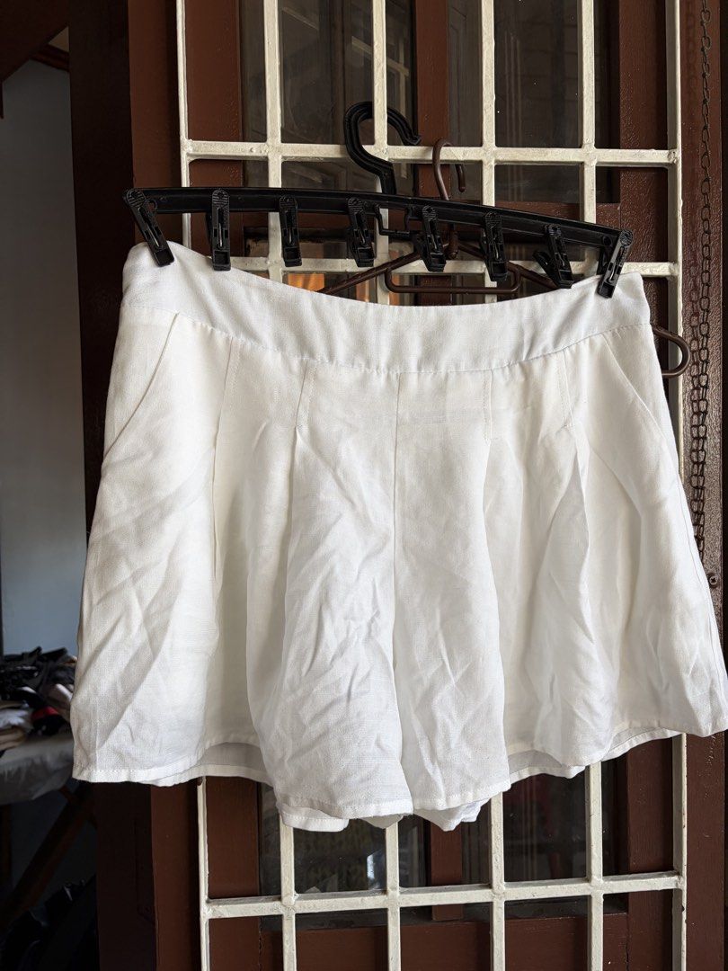 Coco cabana White Flowy Beach Shorts Large (Category: Skirts) located in Las Pinas. Submitted by celly_belly (Listing ID 1463175788, Image 1). Description: - White flowy beach shorts, great for daily wear too - Comfortable elastic waistband as back for more inclusive sizing - Convenient side pockets - Lightweight and airy fabric - Has inner lining.
