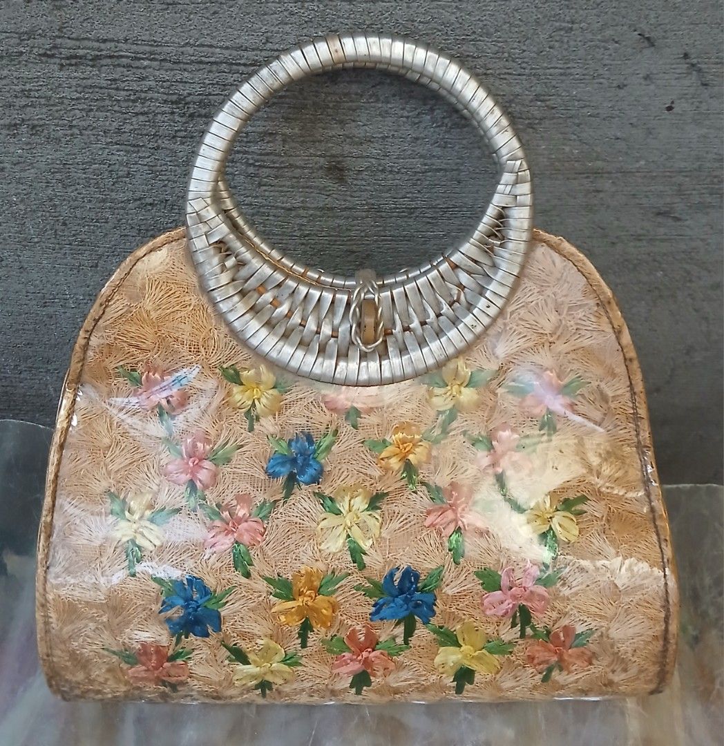 Collectible Native Bag (1) (Category: Shoulder Bags) located in Manila. Submitted by thecollectibleshop (Listing ID 1463158918, Image 1). Description: Selling a collectible native bag bag made of local materials. Item is in still good condition. Buyet pays for the shipping fee..