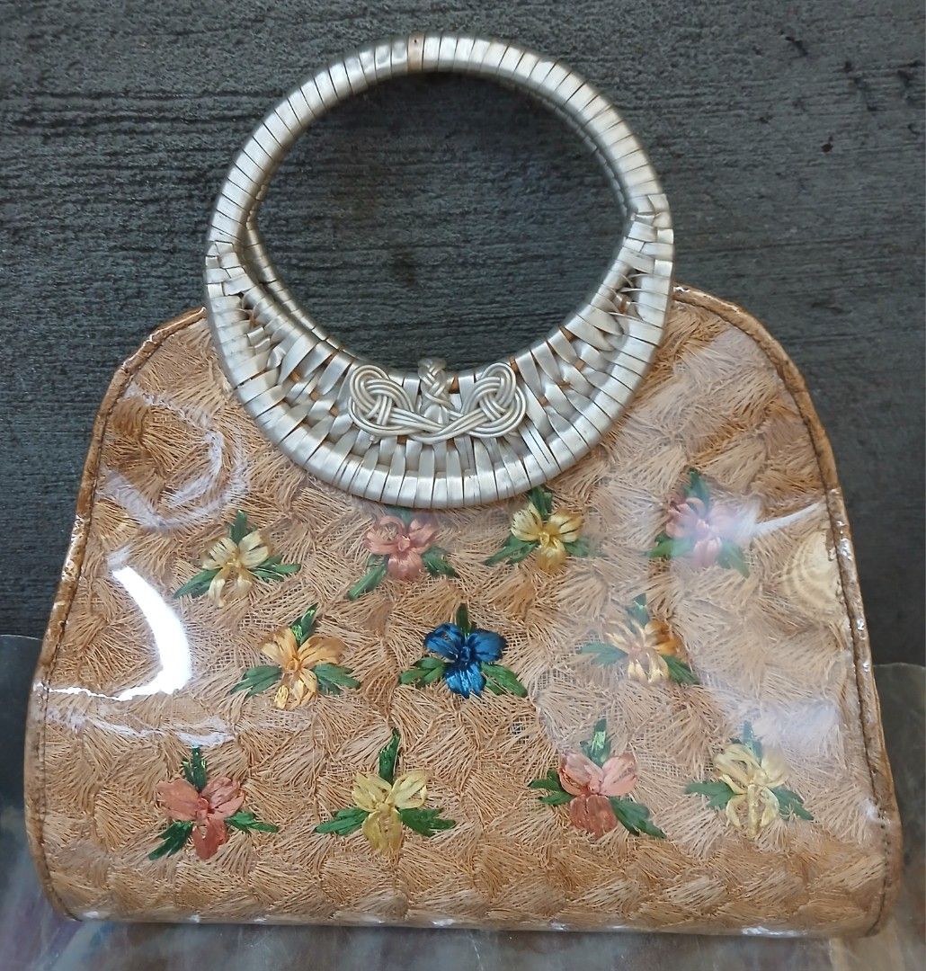 Collectible Native Bag (1) (Category: Shoulder Bags) located in Manila. Submitted by thecollectibleshop (Listing ID 1463158918, Image 2). Description: Selling a collectible native bag bag made of local materials. Item is in still good condition. Buyet pays for the shipping fee..