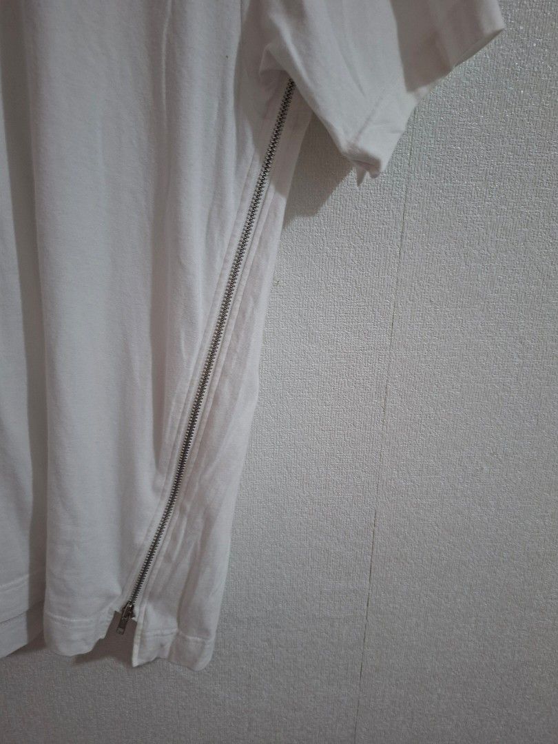 Comme des garcons play shirts (Category: Tshirts & Polo Shirts ) located in Cavite. Submitted by labbudds20 (Listing ID 1463188924, Image 3). Description: Comme des garcons play shirts made in japam size small armpit to armpit 19 inches length 26 inches excellent to new condition see pictures for details.