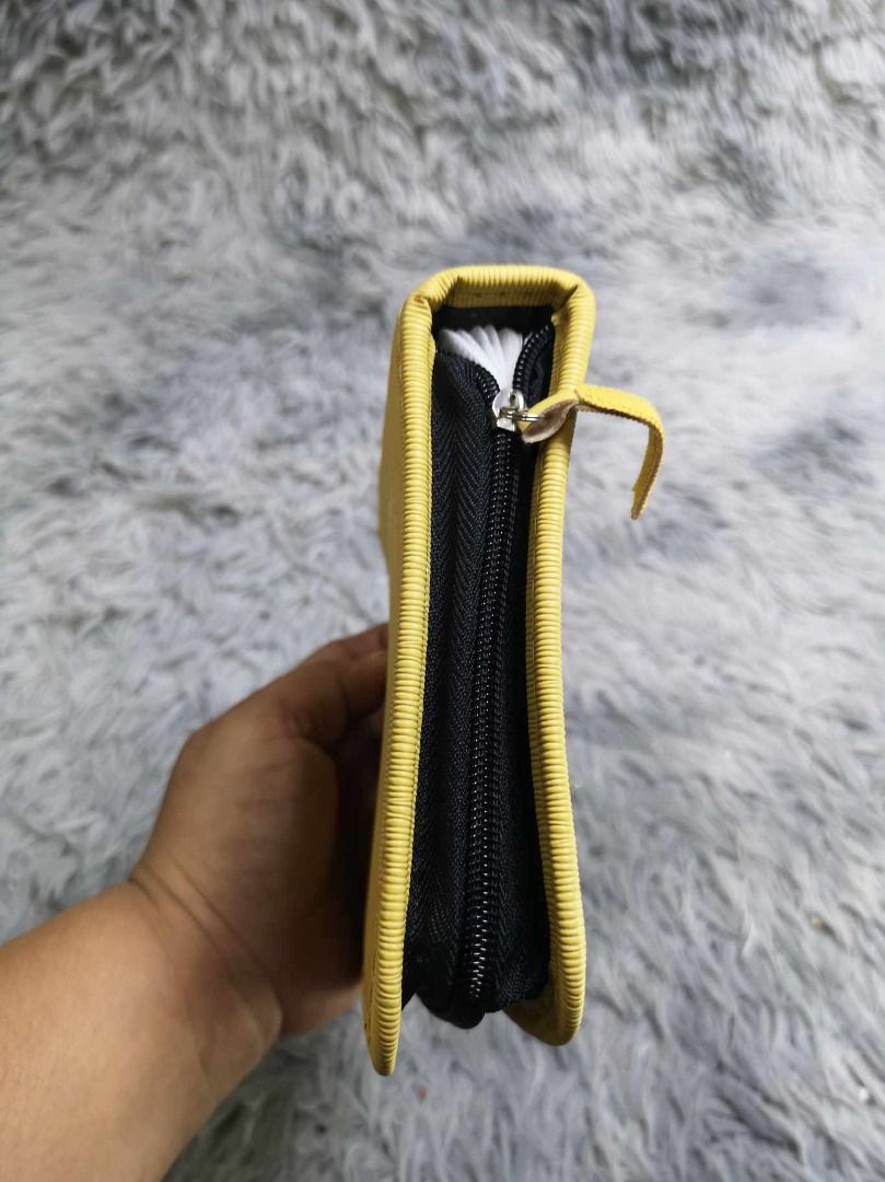 Compact Semi Hard Storage Pouch (Category: Stationery & School Supplies) located in Santa Cruz. Submitted by jmy_surplus.2 (Listing ID 1463124576, Image 2). Description: Size ; L - 6.3 W - 6.2 Color ; Khaki Type ; Storage Pouch Brand ; No brand Material ; Nylon Style ; Khaki Zipper Closure Storage Pouch LR 129 JMY 3 Batch #223.