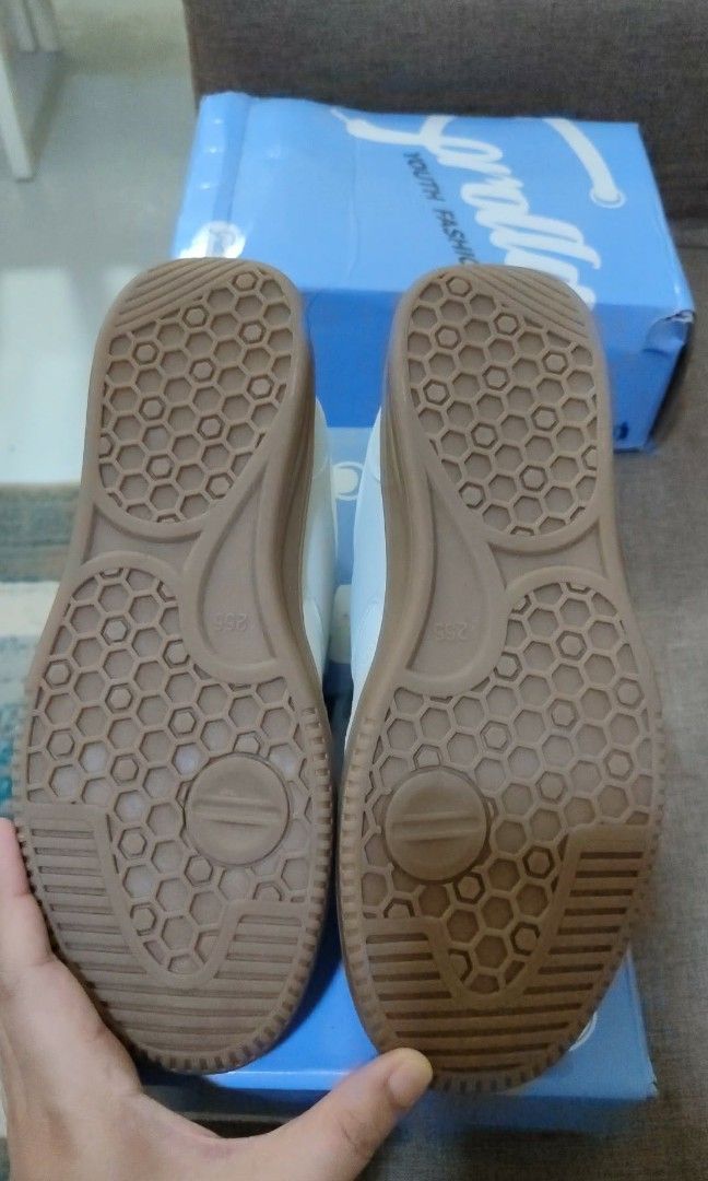Corolla Casual Walking Shoes (Light Gray) (Category: Sneakers) located in Makati City. Submitted by aremg.2021 (Listing ID 1463151180, Image 2). Description: -Brand New - Size 41 (25.5cm) -Casual Walking Shoes - Light Gray and White Color -Location: Cupang, Muntinlupa City -Via Lalamove Delivery or pick up mismo sa location -Shipping fee will be shouldered by the customer.