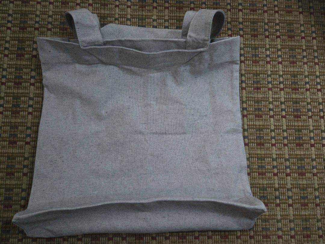 Cos bag (Category: Tote Bags) located in Baguio. Submitted by jz_finds (Listing ID 1463211364, Image 2). Description: large tote.