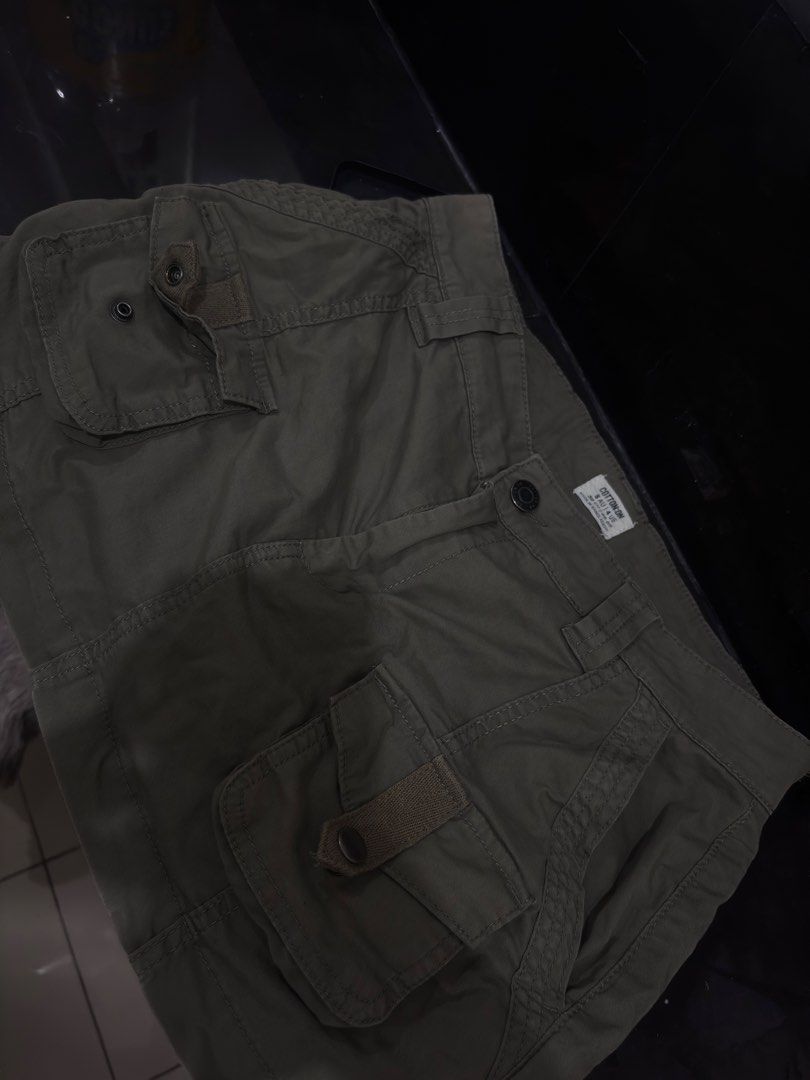 Cotton On Cargo Pants Olive Green (Category: Other Bottoms) located in Manila. Submitted by xoxo_tine (Listing ID 1463238798, Image 1). Description: - Olive green cargo pants from Cotton On - Size 32 - Multiple pockets with secure button closures - Made with durable fabric for long-lasting wear - Comfortable fit, perfect for everyday use.