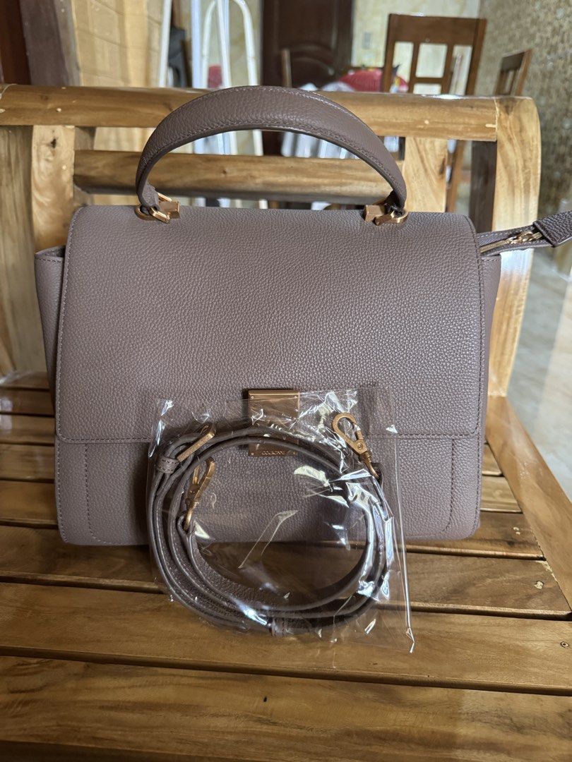 Courone Taupe Top Handle Bag with Strap (Category: Shoulder Bags) located in Sagbayan (Borja). Submitted by judesajong05326 (Listing ID 1463176667, Image 2). Description: - Elegant taupe top handle bag - Features gold hardware details - Comes with an adjustable shoulder strap for versatile carrying - Large size.