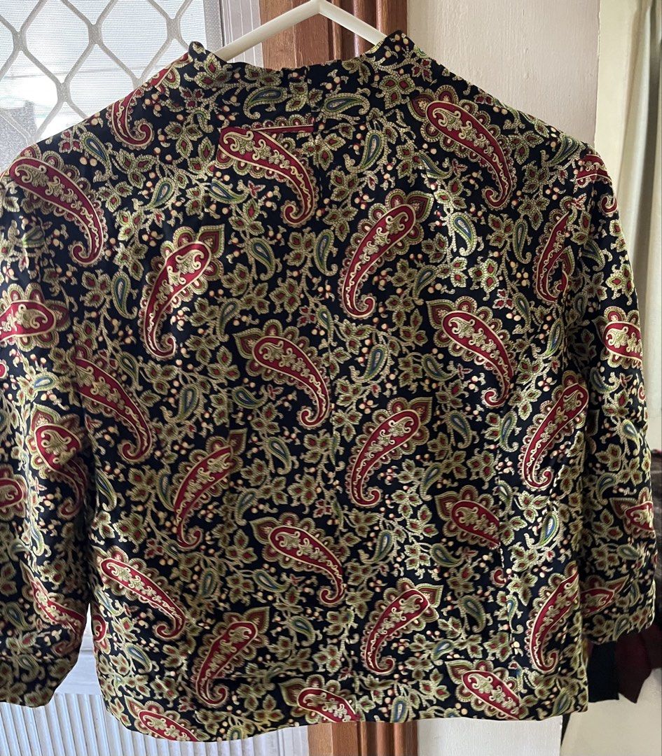 Crop top (Category: Others Tops) located in Bacoor. Submitted by ayit. (Listing ID 1463182105, Image 2). Description: Japan gling small-med fit - Stylish crop top with a vibrant paisley print. - Features a classic color combination of black, red, and green. - Size: S (EU 36 / UK 8 / US 4). - Condition: Layered condition 4 (excellent pre-loved). - Perfect for adding a unique touch to any outfit..