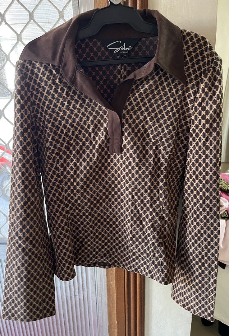 Crop top longsleeve (Category: Others Tops) located in Bacoor. Submitted by ayit. (Listing ID 1463182789, Image 1). Description: Small-med fit japan gling personal - Crop top longsleeve - Unique geometric print in brown and beige - Features a collar and button detail - Long sleeves - Size S.
