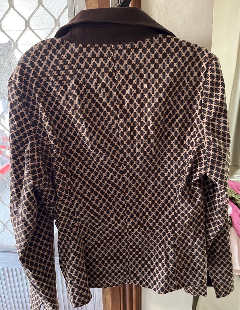 Crop top longsleeve (Category: Others Tops) located in Bacoor. Submitted by ayit. (Listing ID 1463182789, Image 2). Description: Small-med fit japan gling personal - Crop top longsleeve - Unique geometric print in brown and beige - Features a collar and button detail - Long sleeves - Size S.