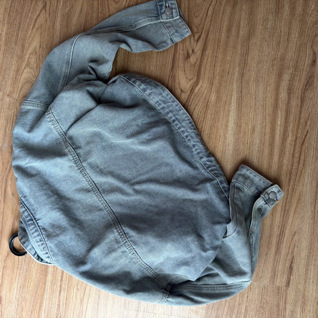 Cropped Denim Jacket with Collar (Category: Coats, Jackets and Outerwear) located in Paranaque City. Submitted by jlfc_onlineshop (Listing ID 1463190040, Image 2). Description: - Grey wash cropped denim jacket Used once Discount applicable for multiple items No WW photos, No Stains Payment-first basis Bpi/Maya only.