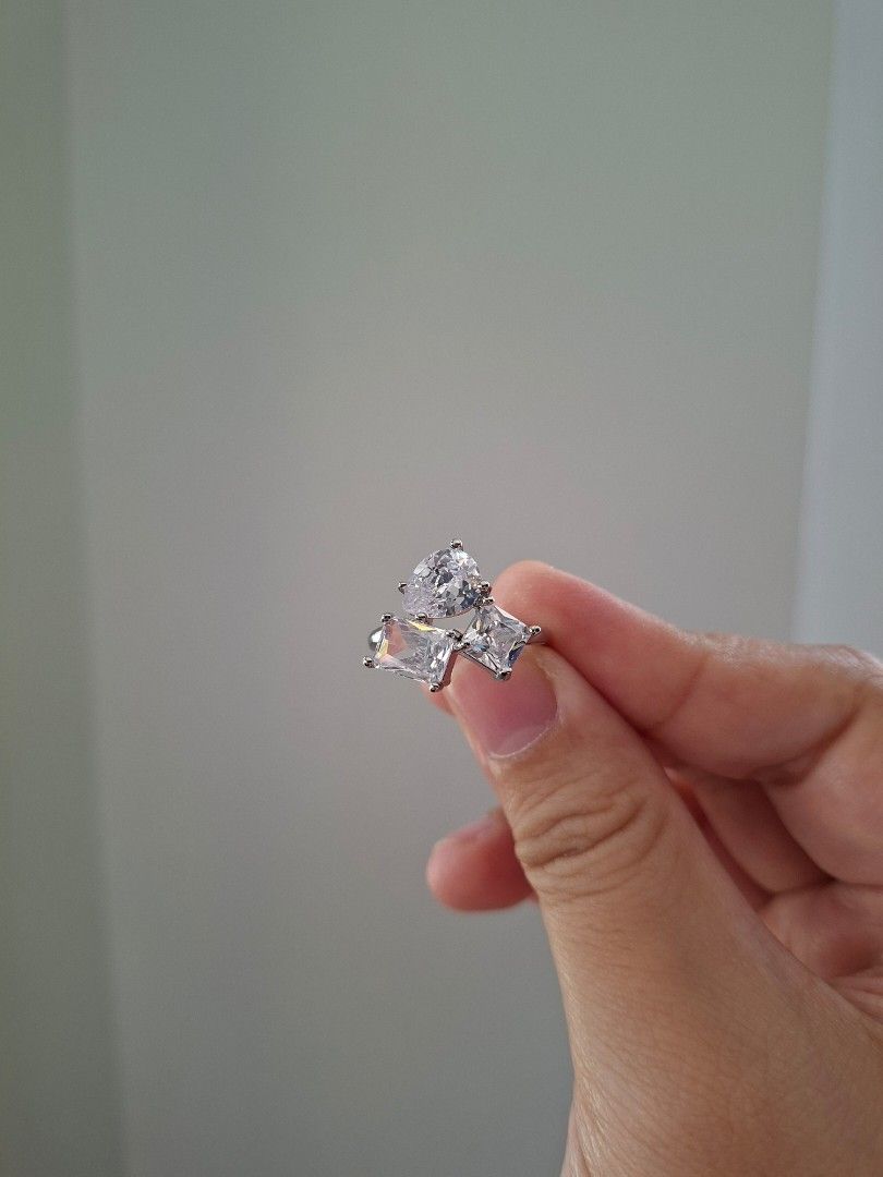 Crystal Zirconia Square Rectangular and Pear Cut Stones Silver Ring Size 7 (Category: Rings) located in Dasmarinas. Submitted by danabrie22 (Listing ID 1463192951, Image 2). Description: size 7 very well-made, excellent crafstmanship 10/10 condition brand new stainless steel & white crystal-colored cubic zirconia stones made in Hongkong.