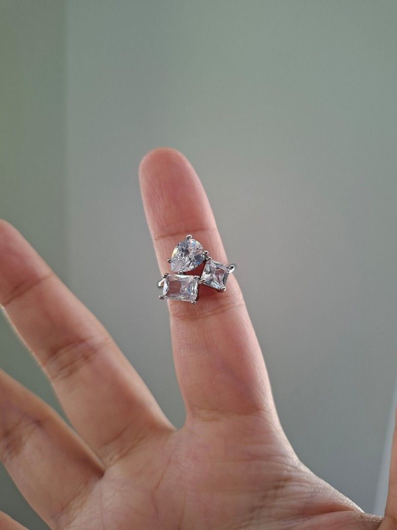Crystal Zirconia Square Rectangular and Pear Cut Stones Silver Ring Size 7 (Category: Rings) located in Dasmarinas. Submitted by danabrie22 (Listing ID 1463192951, Image 3). Description: size 7 very well-made, excellent crafstmanship 10/10 condition brand new stainless steel & white crystal-colored cubic zirconia stones made in Hongkong.