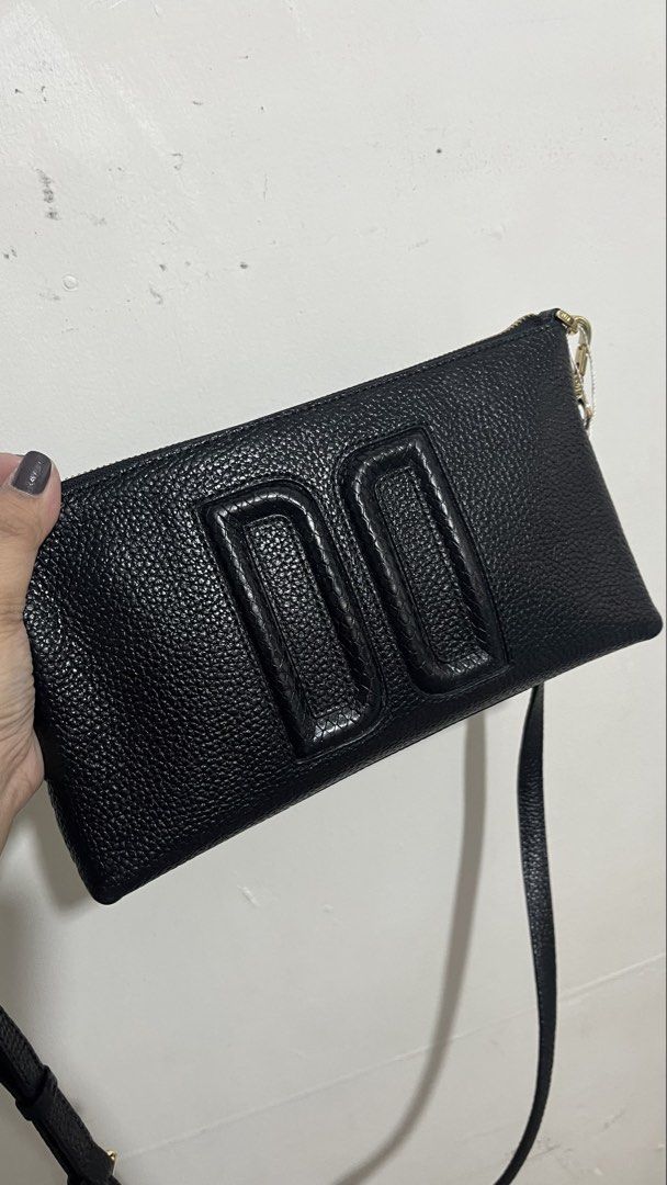 Daks London Sling Bag (Category: Sling Bags) located in Muntinlupa City. Submitted by pinkflower.226 (Listing ID 1463182988, Image 3). Description: Minimal sign of use only Gold Hardware G-Pay/Bank Transfer Accepted.