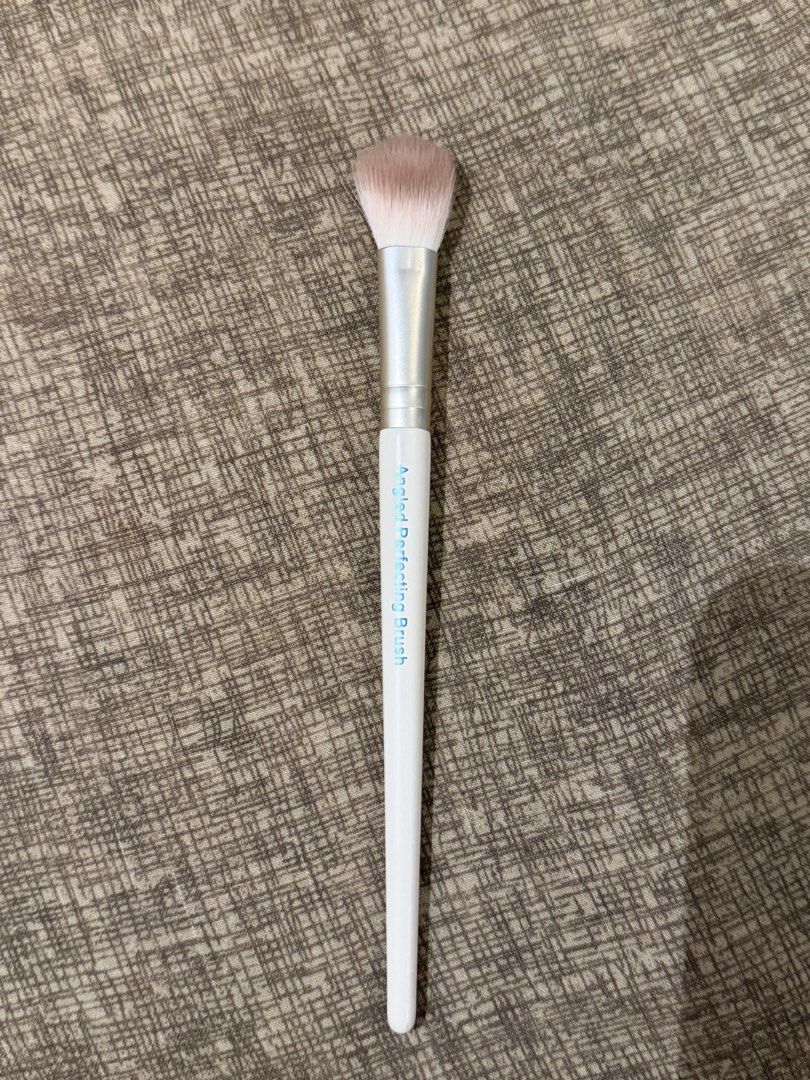 Dala Angled Perfecting Brush (Category: Makeup) located in Manila. Submitted by sunglassesindoor (Listing ID 1463301612, Image 2). Description: •Message for more inquiries! 💸 Payment via GCash only 📦 Delivery via J&T or Lalamove.