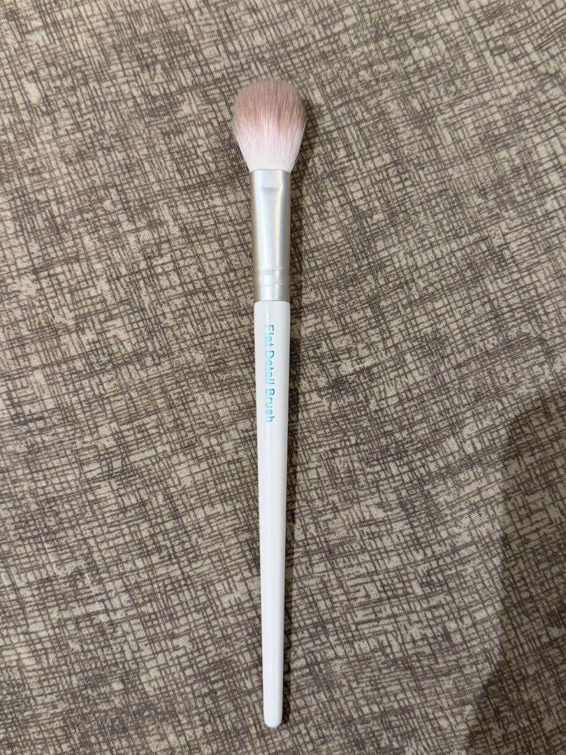 Dala Flat Detail Brush (Category: Makeup) located in Manila. Submitted by sunglassesindoor (Listing ID 1463301466, Image 2). Description: •Message for more inquiries! 💸 Payment via GCash only 📦 Delivery via J&T or Lalamove.