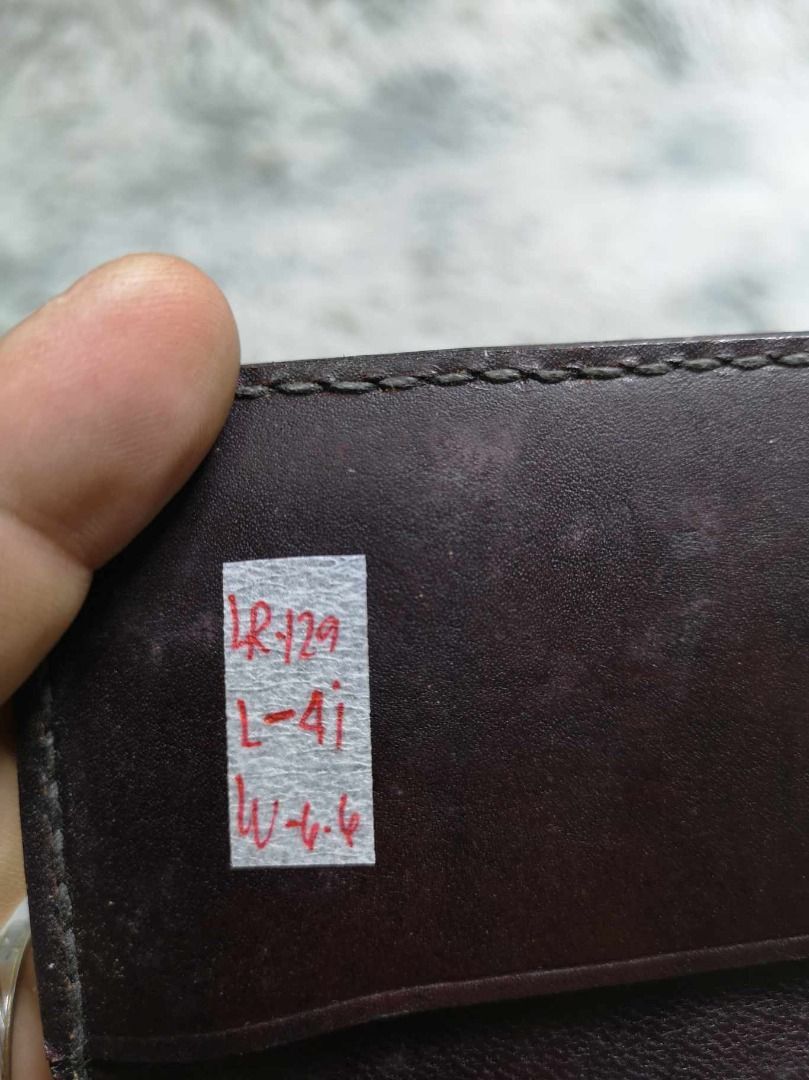Dark Brown Leather Bifold Card Holder (Category: Wallets & Card Holders) located in Santa Cruz. Submitted by jmy_surplus.2 (Listing ID 1463244440, Image 2). Description: Size ; L- 4 W - 6.6 Color ; Dark brown Type ; Card Holder Brand ; No brand Material ; Leather Style ; Leather Bifold Card Holder LR 129 JMY 4 Batch #223.