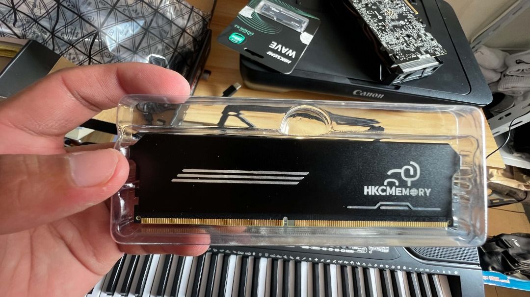 DDR4-3200MHz HKC HU40 (Category: Computer Parts) located in Caloocan City. Submitted by keenwater_2097b0 (Listing ID 1463234719, Image 2). Description: Price: ₱1,990 (Negotiable) Selling my HKC Memory HU40 8GB DDR4 3200MHz RAM. Great for gaming, general PC use, productivity, and upgrading an existing system. Specifications: • HKC Memory HU40 Series • 8GB DDR4 RAM • 3200MHz memory speed • Desktop DIMM • DDR4 memory technology • Suitable for compat