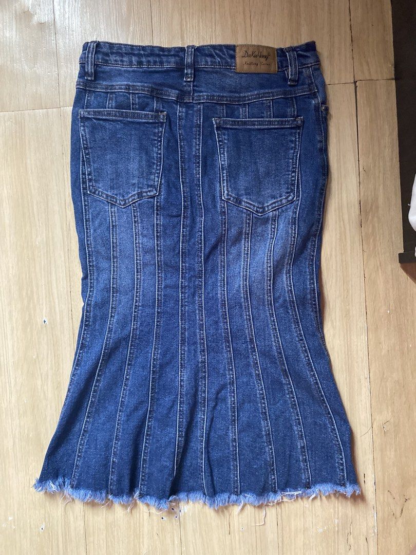 Denim Mermaid Skirt with Front Slit (Category: Skirts) located in Tanauan. Submitted by rie098 (Listing ID 1463290822, Image 2). Description: - Trendy blue denim skirt - Flattering mermaid style that flares at the bottom - Bold high slit in the front - Stylish frayed hem detail - Estimated size: Medium - Perfect for dressing up or down.