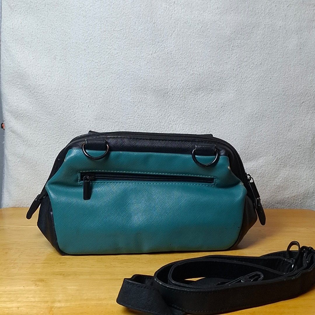 Designed by Sony Sling Bag (Category: Cross-body Bags) located in Baguio. Submitted by kathuu27 (Listing ID 1463128808, Image 2). Description: Designed by Sony Sling Bag 9.5 x 4 x 7 inches Sign of usage May nastitch sa loob Baguio City Based (open for dropping/meet-up) Outside Baguio - Payment First Shipping +SF Courier: Jnt.