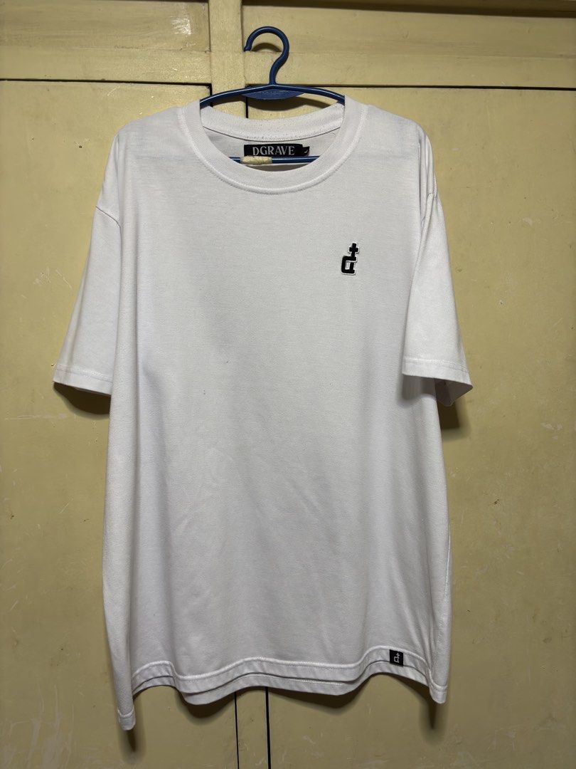 DGRAVE White T-shirt with Logo (Category: Tshirts & Polo Shirts ) located in Quezon City. Submitted by denmarkkno44009 (Listing ID 1463222452, Image 1). Description: - Large (W 23) (L 29) - White DGRAVE t-shirt - Small embroidered logo on chest - Tag detail at hem - Classic crew neck design - Short sleeves - Ideal for casual everyday wear RFS: Malaki na sakin.