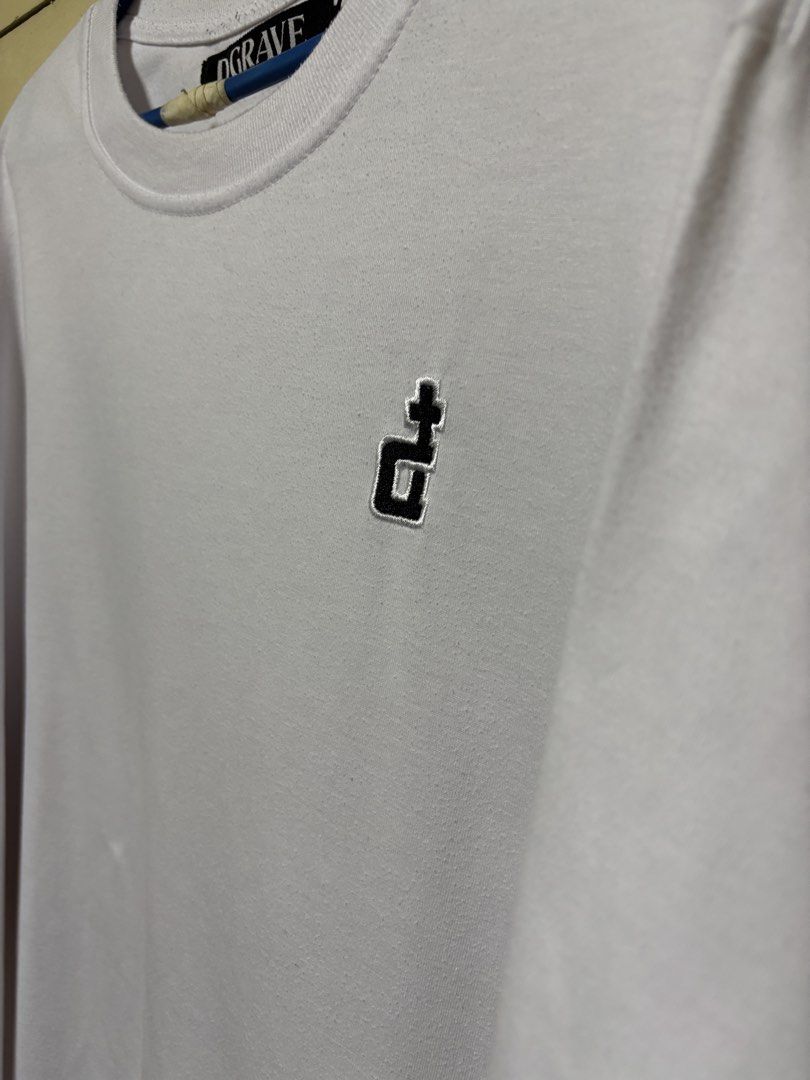 DGRAVE White T-shirt with Logo (Category: Tshirts & Polo Shirts ) located in Quezon City. Submitted by denmarkkno44009 (Listing ID 1463222452, Image 2). Description: - Large (W 23) (L 29) - White DGRAVE t-shirt - Small embroidered logo on chest - Tag detail at hem - Classic crew neck design - Short sleeves - Ideal for casual everyday wear RFS: Malaki na sakin.