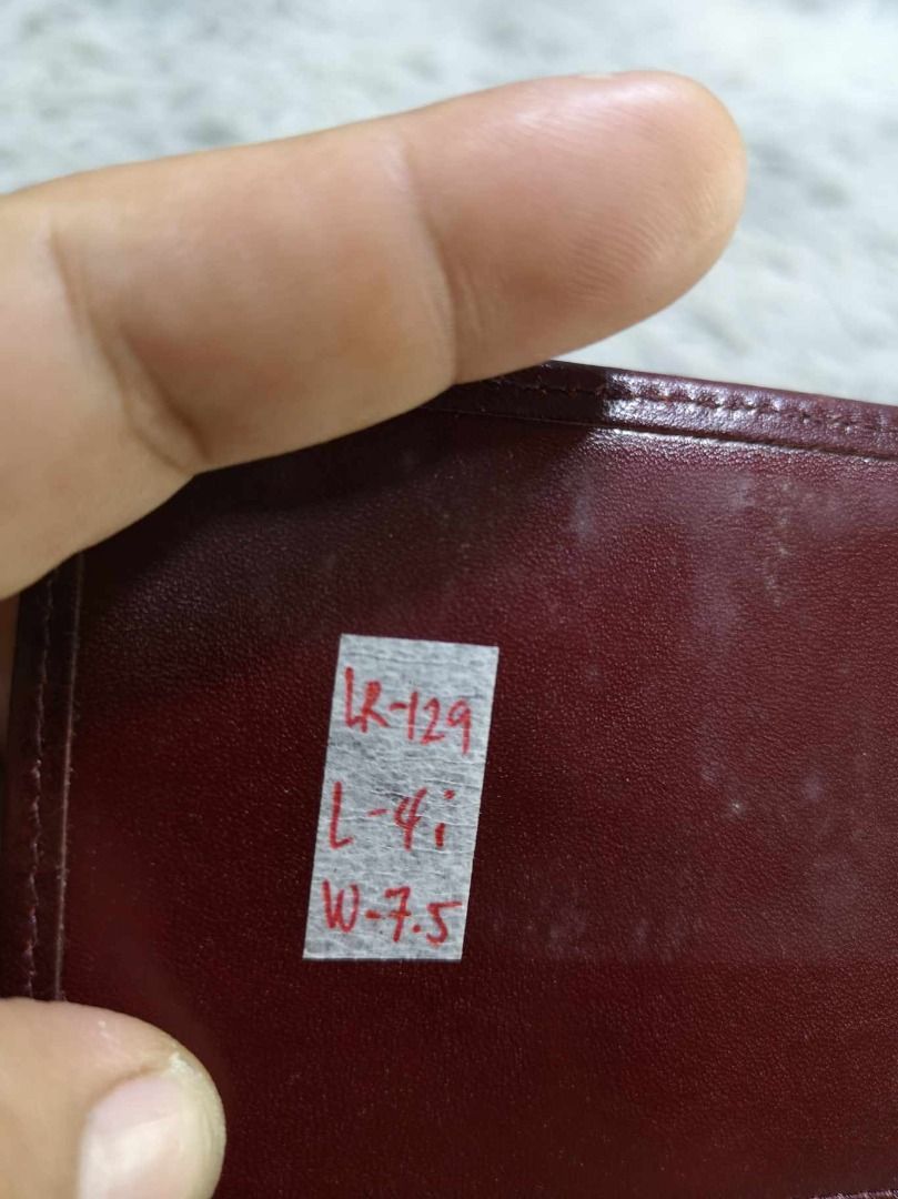 Diagonal Texture Synthetic leather Long Wallet (Category: Wallets & Card holders) located in Santa Cruz. Submitted by jmy_surplus.2 (Listing ID 1463126245, Image 3). Description: Size ; L - 4 W - 7.4 Color ; Maroon Type ; Wallet Brand ; No brand Material ; Leather Style ; Maroon leather Snap Closure Long Wallet LR 129 JMY 4 Batch #223.
