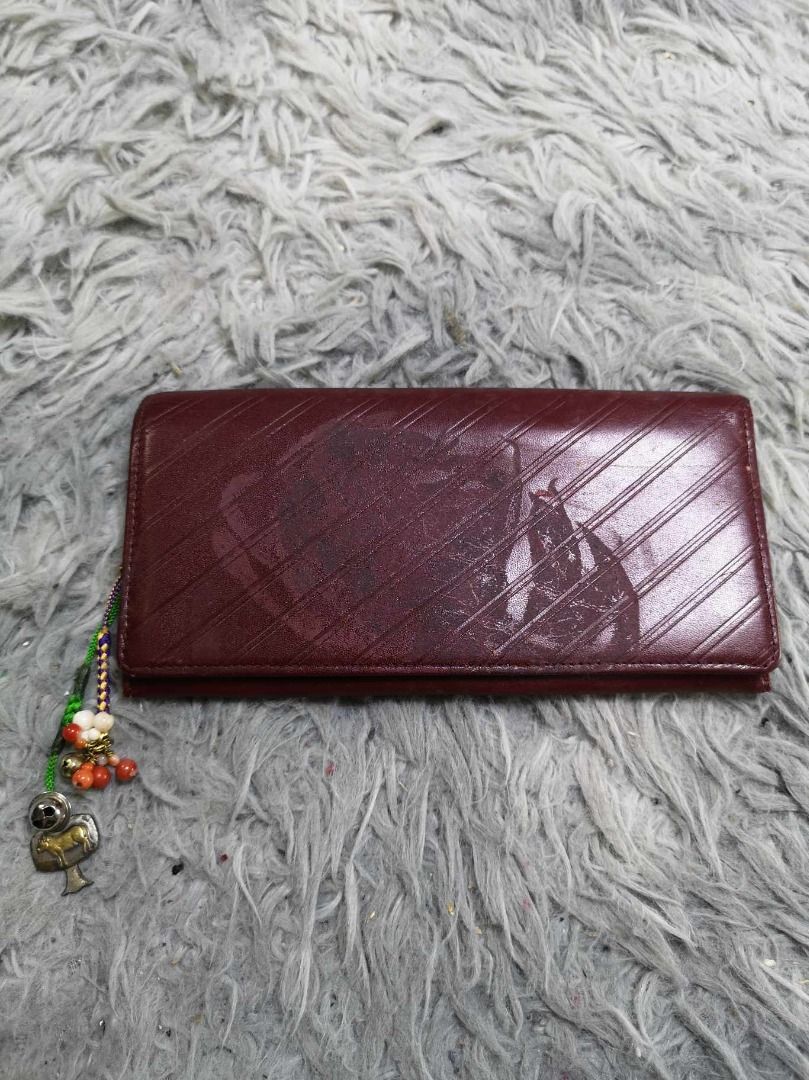 Diagonal Texture Synthetic leather Long Wallet (Category: Wallets & Card holders) located in Santa Cruz. Submitted by jmy_surplus.2 (Listing ID 1463126245, Image 1). Description: Size ; L - 4 W - 7.4 Color ; Maroon Type ; Wallet Brand ; No brand Material ; Leather Style ; Maroon leather Snap Closure Long Wallet LR 129 JMY 4 Batch #223.