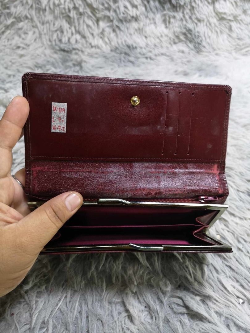 Diagonal Texture Synthetic leather Long Wallet (Category: Wallets & Card holders) located in Santa Cruz. Submitted by jmy_surplus.2 (Listing ID 1463126245, Image 2). Description: Size ; L - 4 W - 7.4 Color ; Maroon Type ; Wallet Brand ; No brand Material ; Leather Style ; Maroon leather Snap Closure Long Wallet LR 129 JMY 4 Batch #223.