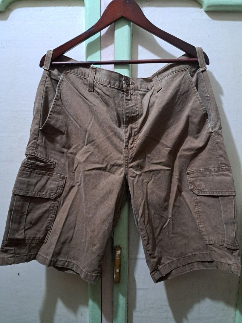 dickies choco brown cargo shorts (Category: Shorts) located in Baguio. Submitted by 808sxul (Listing ID 1463154294, Image 1). Description: no holes, needs wash 17 waist 23 length 13 thigh 12 leg opening.