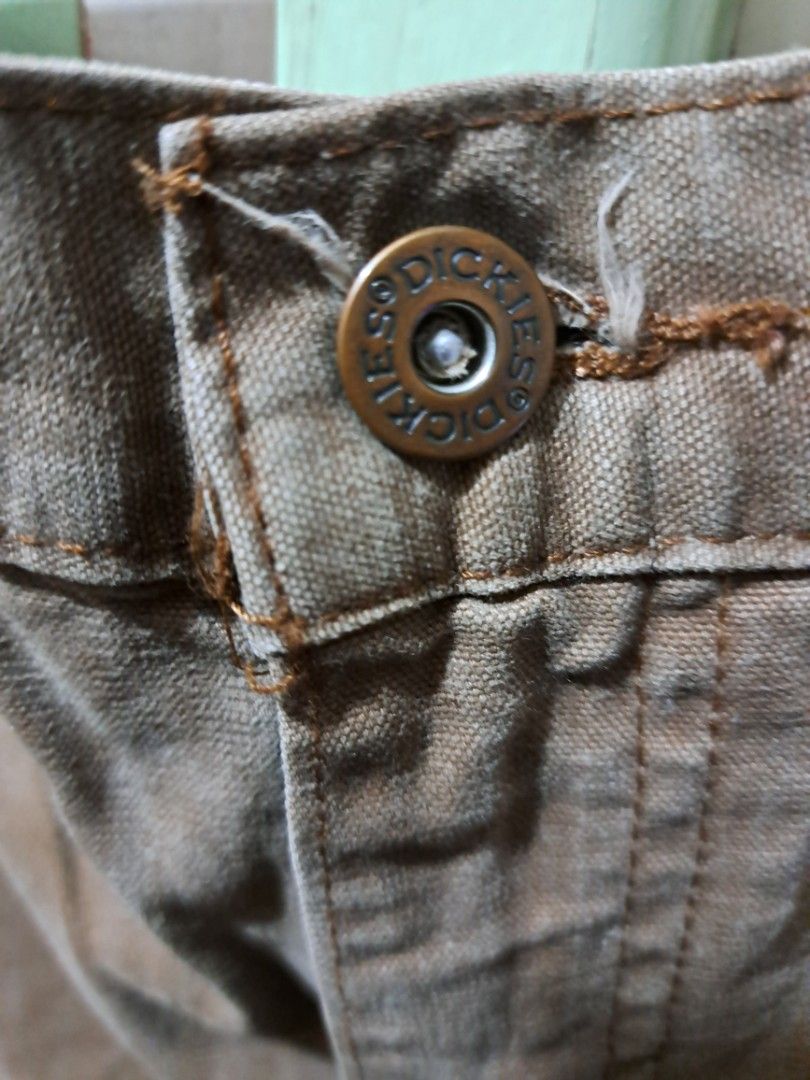 dickies choco brown cargo shorts (Category: Shorts) located in Baguio. Submitted by 808sxul (Listing ID 1463154294, Image 3). Description: no holes, needs wash 17 waist 23 length 13 thigh 12 leg opening.