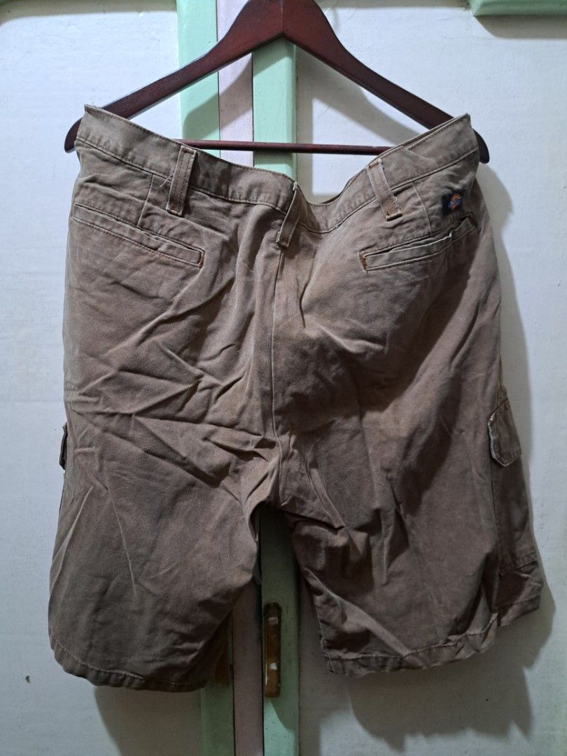 dickies choco brown cargo shorts (Category: Shorts) located in Baguio. Submitted by 808sxul (Listing ID 1463154294, Image 2). Description: no holes, needs wash 17 waist 23 length 13 thigh 12 leg opening.