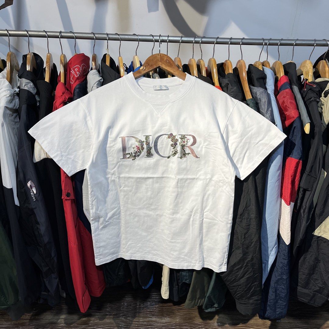 Dior Embroid Script Tee (Category: Tshirts & Polo Shirts ) located in Kabasalan. Submitted by yourgamiii (Listing ID 1463301385, Image 1). Description: Dior Embroid Script Tee Small (19x25) Excellent No Issue.