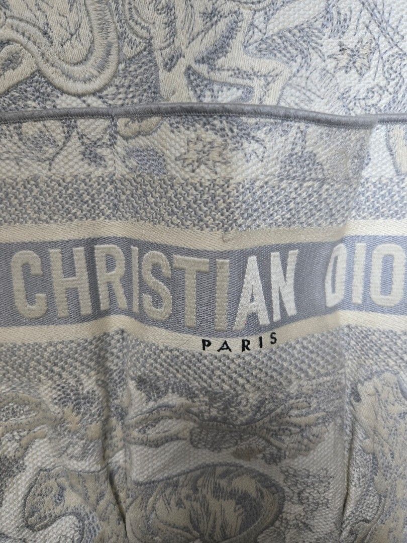 Dior Tote Bag (Category: Luxury Bags & Wallets) located in Manila. Submitted by luxtimeless (Listing ID 1463156364, Image 2). Description: .