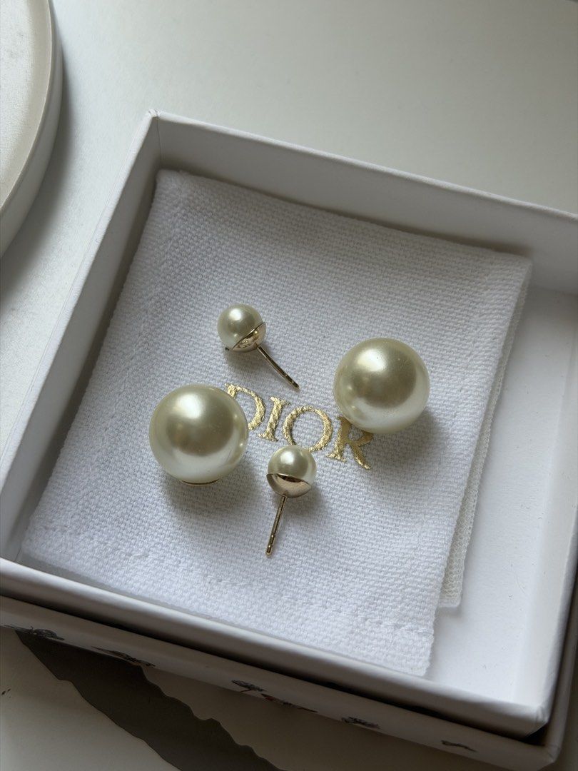 Dior 耳環Tribale Earrings Pearl Gold Tone (with dust bag, box and paper bag) （分類：耳環）位於 Hong Kong。 由 tiffanybluebubbles 提交（商品編號 1463180605，圖片 3）。簡介： Selling Dior Tribal earrings. Features pearl beads in gold tone. One large pearl and one small pearl on each earring. Iconic Dior design. Comes in original box. Great for any occasion.。