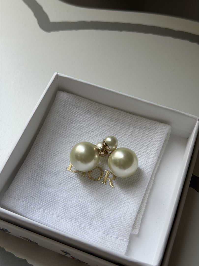 Dior 耳環Tribale Earrings Pearl Gold Tone (with dust bag, box and paper bag) （分類：耳環）位於 Hong Kong。 由 tiffanybluebubbles 提交（商品編號 1463180605，圖片 2）。簡介： Selling Dior Tribal earrings. Features pearl beads in gold tone. One large pearl and one small pearl on each earring. Iconic Dior design. Comes in original box. Great for any occasion.。