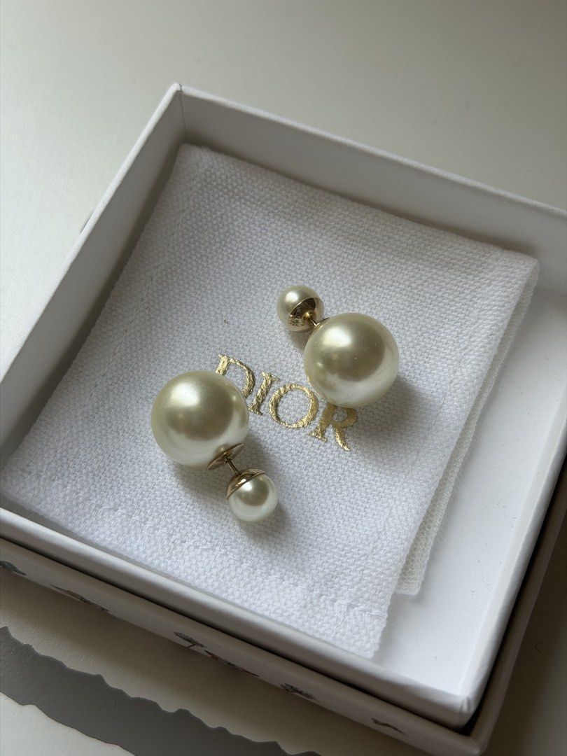 Dior 耳環Tribale Earrings Pearl Gold Tone (with dust bag, box and paper bag) （分類：耳環）位於 Hong Kong。 由 tiffanybluebubbles 提交（商品編號 1463180605，圖片 1）。簡介： Selling Dior Tribal earrings. Features pearl beads in gold tone. One large pearl and one small pearl on each earring. Iconic Dior design. Comes in original box. Great for any occasion.。