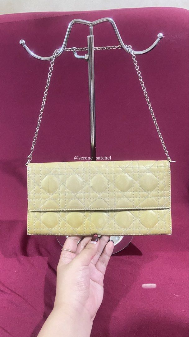 DIOR WALLET SLING (Category: Luxury Bags & Wallets) located in Valencia. Submitted by srn_stchl (Listing ID 1463160468, Image 1). Description: Pm if interested 📩📩.