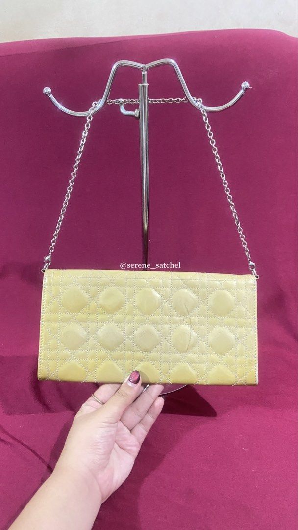 DIOR WALLET SLING (Category: Luxury Bags & Wallets) located in Valencia. Submitted by srn_stchl (Listing ID 1463160468, Image 2). Description: Pm if interested 📩📩.