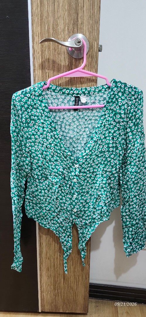 Divided Green Floral Long Sleeve Top (Category: Longsleeves) located in Manila. Submitted by atan2025 (Listing ID 1463225451, Image 1). Description: - Divided by H&M green floral print top - Long sleeves - V-neckline - Wrap style design - Size 34.