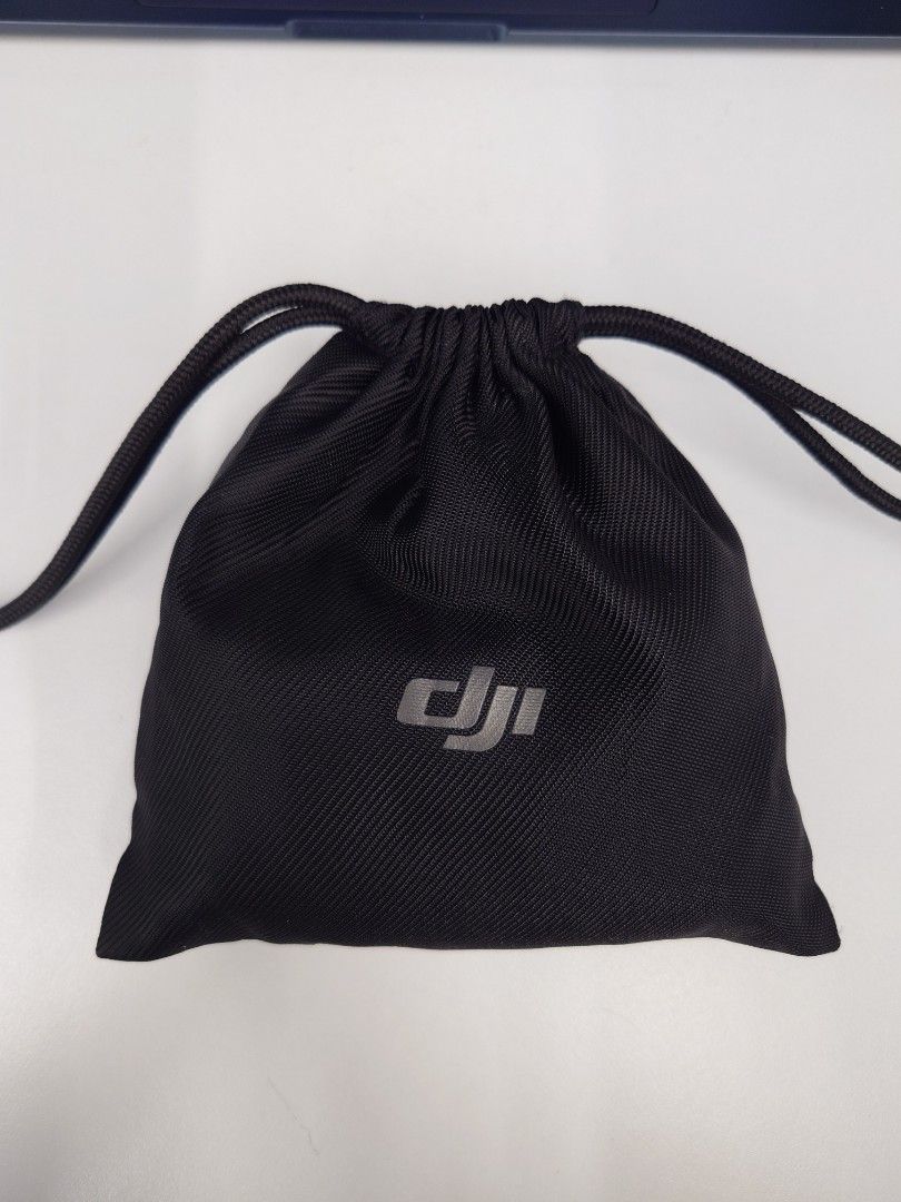DJI Mic Wireless Microphone System with Accessories （分類：咪高風/麥克風）位於 Hong Kong。 由 jlee0118 提交（商品編號 1463201980，圖片 3）。簡介： DJI Mic system. Includes transmitter, receiver, charging case, and two furry windscreens. Also comes with a black drawstring pouch. Great for vlogging or interviews. All items are in the case and pouch. Ready to use.。