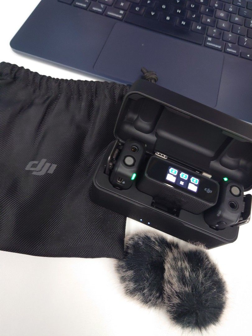 DJI Mic Wireless Microphone System with Accessories （分類：咪高風/麥克風）位於 Hong Kong。 由 jlee0118 提交（商品編號 1463201980，圖片 2）。簡介： DJI Mic system. Includes transmitter, receiver, charging case, and two furry windscreens. Also comes with a black drawstring pouch. Great for vlogging or interviews. All items are in the case and pouch. Ready to use.。