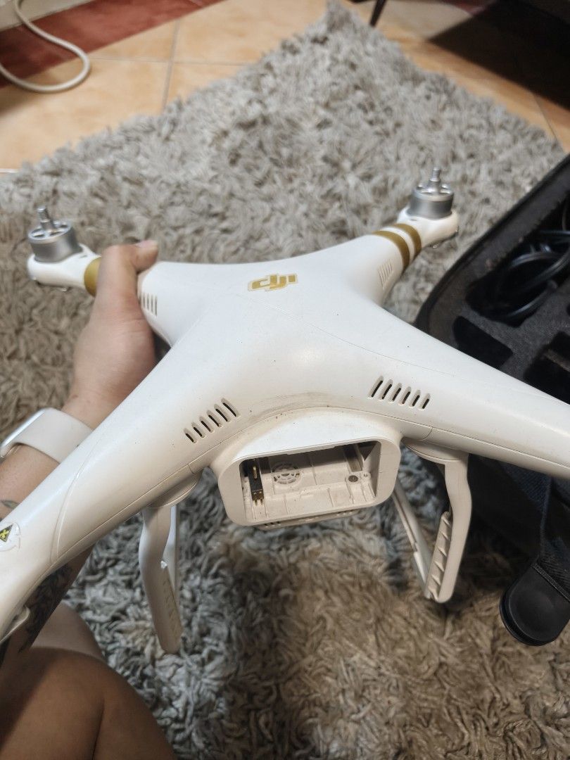 DJI Phantom 3 Professional Drone with Case (Category: Drones) located in Manila. Submitted by iamnikkibee (Listing ID 1463274351, Image 3). Description: - DJI Phantom 3 Professional drone - Includes controller - Comes with carrying case - Minor scuff marks and dust from normal use - Ready for your next aerial adventure - Selling as is RFS: nakatambak lang/ decluttering.