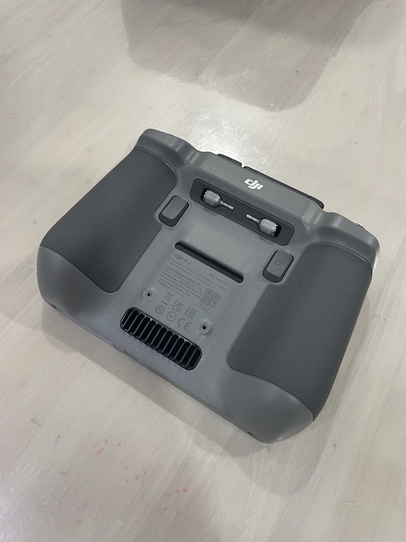 DJI RC 2 Controller (Category: Drones) located in Kuala Lumpur. Submitted by hafizahmadrodzi (Listing ID 1463270639, Image 2). Description: DJI RC 2 Controller (RM 900) - Includes Lanyard + Silicone Cover for Protection COMBO Parts (RM 1300) - DJI RC 2 Controller, Includes Lanyard + Silicone Cover - DJI Avata 360 Charging Hub with 2x Batteries + Charging Cable - DJI Avata 360 Spare Propeller - DJI Avata 360 Foldable Landing Pad - DJI Carrying Bag