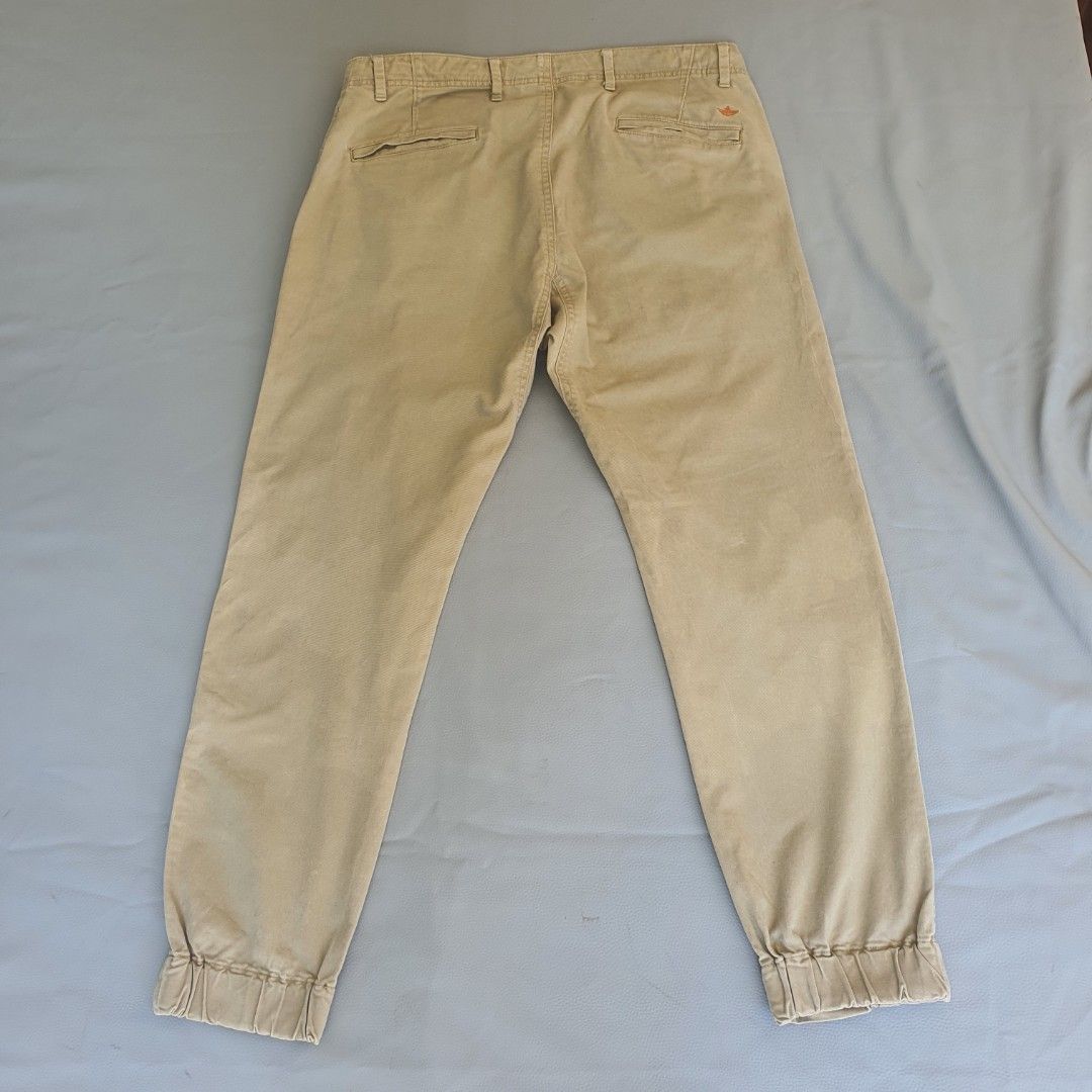 Dockers Khaki Jogger Pants 34x30 (Category: Joggers) located in Laoag. Submitted by soukay (Listing ID 1463125714, Image 2). Description: Manual Measurement: Waist: 35 inches Length: 38.5 inches - Brand: Dockers - Type: Khaki Jogger Pants - Size: 34x30 - Material: Cotton blend with stretch - Features: Elastic cuffs, drawstring waist - Best for: Casual wear, comfortable fit.