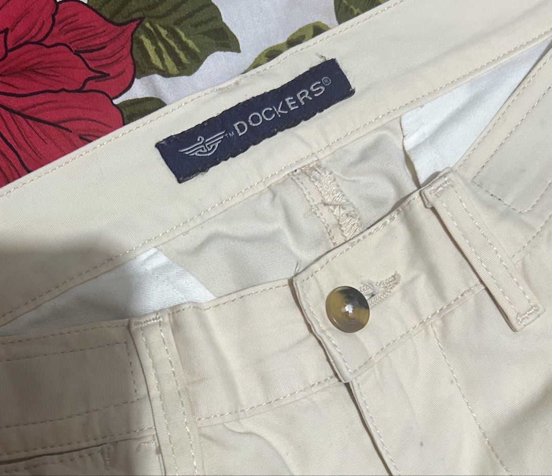 Dockers Khakis Beige Cotton Pants 33-39 (Category: Chinos) located in Plaridel. Submitted by ilovebubu28 (Listing ID 1463208089, Image 3). Description: - Classic beige Dockers Khakis pants - Made from 100% cotton - Relaxed fit for comfort - Timeless, versatile style - Ideal for casual and smart-casual outfits - Easy to pair with shirts and polos - A wardrobe staple Color rate 10/10 Bought from Dockers Store mismo and not from ukay Dimensions L : 