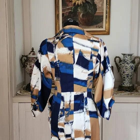 Doho Pattern Jacket (Category: Coats, Jackets and Outerwear) located in Singapore. Submitted by bunjangpartners (Listing ID 1463323938, Image 6). Description: Made from a blend of polyester and rayon, this jacket features an attractive pattern and offers a soft feel. Size 55 Total length 84 cm Chest width 43 cm The slim fit enters the waistline Sleeves are about 7/10 length Although it has some wear, it is in good condition as it has not been wor