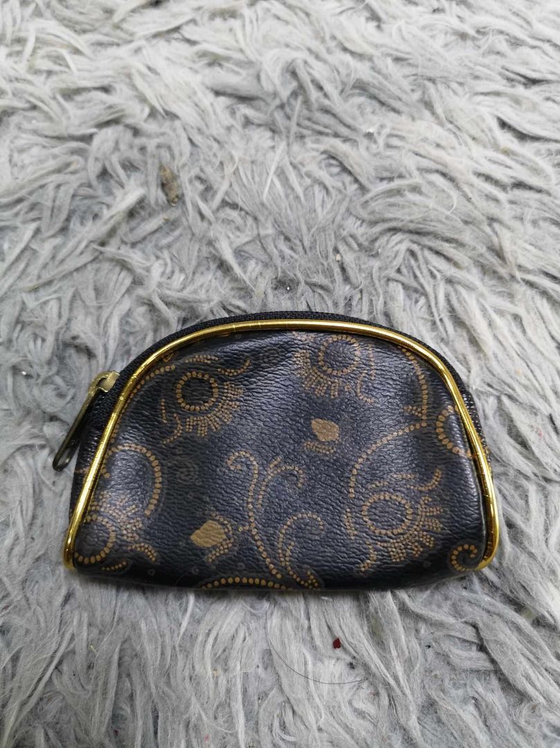 Dome Shaped Zipper Closure Coin Purse (Category: Wallets & Card holders) located in Santa Cruz. Submitted by jmy_surplus.2 (Listing ID 1463127365, Image 1). Description: Size ; L - 3.3 W - 4.5 Color ; Brown Type ; Coin Purse Brand ; No brand Material ; Leather Style ; Brown Leather Zipper Closure Coin Purse LR 129 JMY 4 Batch #223.
