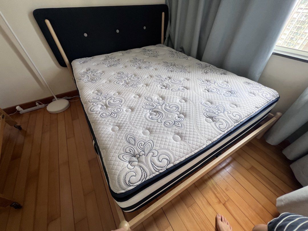 Double Bed Frame with Mattress （分類：床架及床褥）位於 Hong Kong。 由 jm721 提交（商品編號 1463135899，圖片 1）。簡介： Selling a double bed frame with a comfortable mattress. The bed frame has a dark blue fabric headboard with wooden accents. The mattress has a white and blue patterned top. Good condition, ready for a new home. Pickup in Hong Kong.。